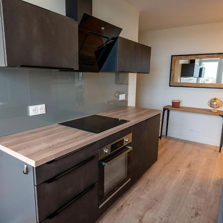 T2 De Standing Climatise Avec Parking Prive, Tram T2 T5, Hopitaux Est Apartment Bron Luaran gambar