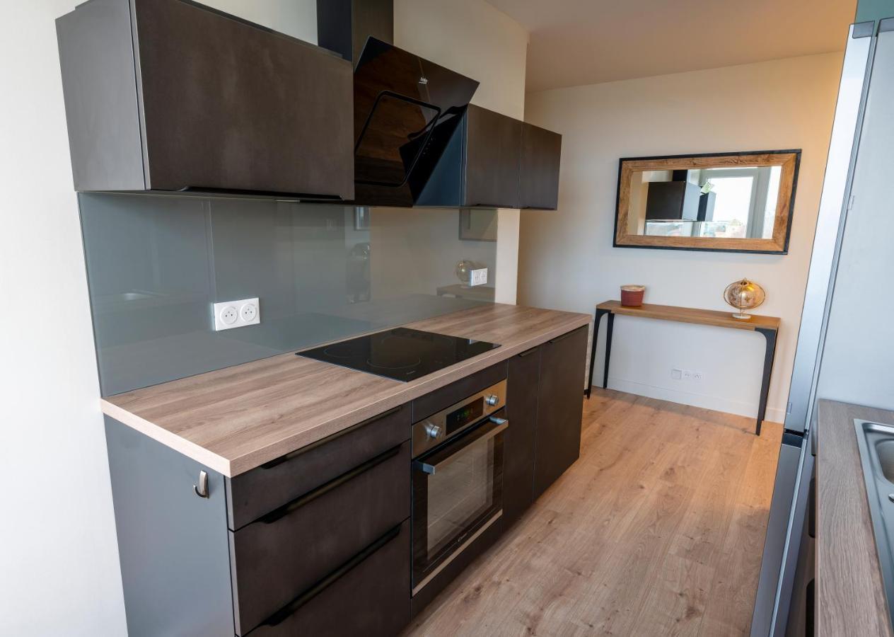 T2 De Standing Climatise Avec Parking Prive, Tram T2 T5, Hopitaux Est Apartment Bron Luaran gambar